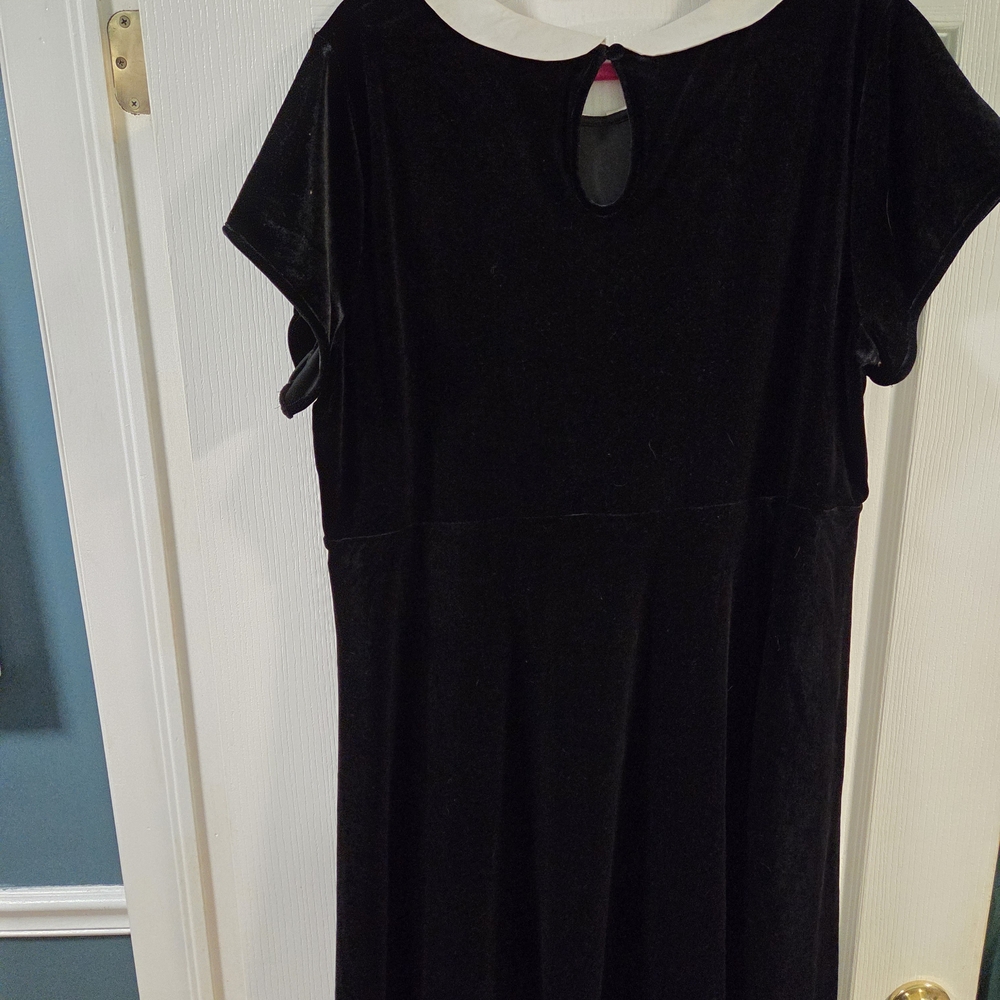 Hot Topic "Wednesday" Black Velvet White Collar Dress- Size 3x - Picture 7 of 9
